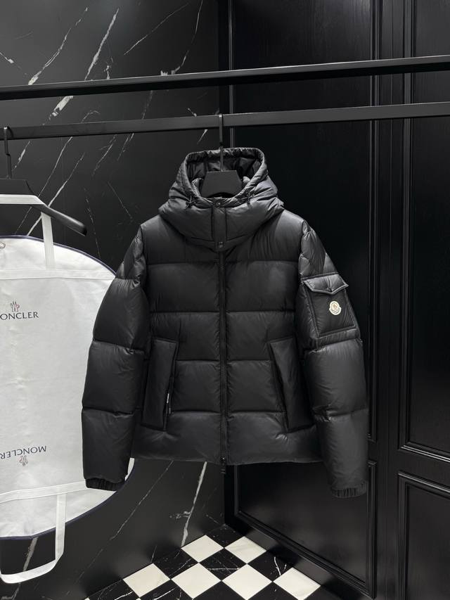 2025秋冬新款原版1:1订制五金配件全进口原版定制 欢迎专柜对比 绝对的高品质 采用顶级95白鸭绒 超柔软 充羽量蓬松饱满 超级重工 面料做工杠杠的版型完美