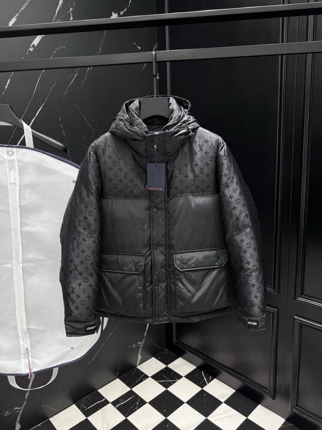 2025秋冬新款原版1:1订制五金配件全进口原版定制 欢迎专柜对比 绝对的高品质 采用顶级95白鸭绒 超柔软 充羽量蓬松饱满 超级重工 面料做工杠杠的版型完美