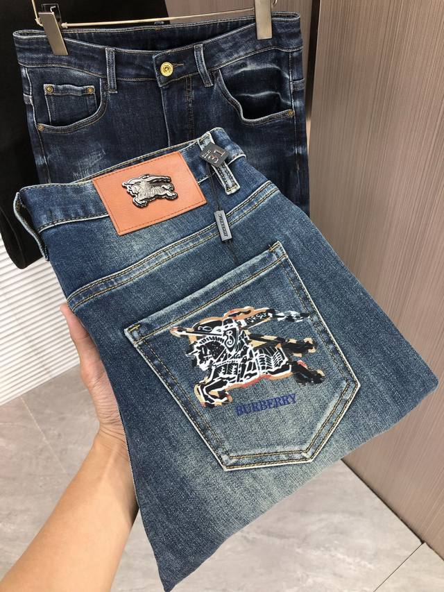 Burberry Fall/Winter Slim Fit Straight Leg Jeans! Featuring a heavy-duty acid-w Burberry Fall/Winter Slim Fit Straight Leg Jeans! Featuring a heavy-duty acid-w