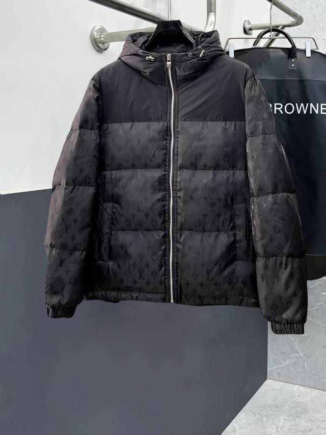 路易威登Lv 官网款新款羽绒服。这款号称羽绒服届最高端的，全部90绒的三标齐全带着经典的Logo组合搭配，第一眼看到就是满满的视觉冲击，保暖性能更出色，轻便不厚