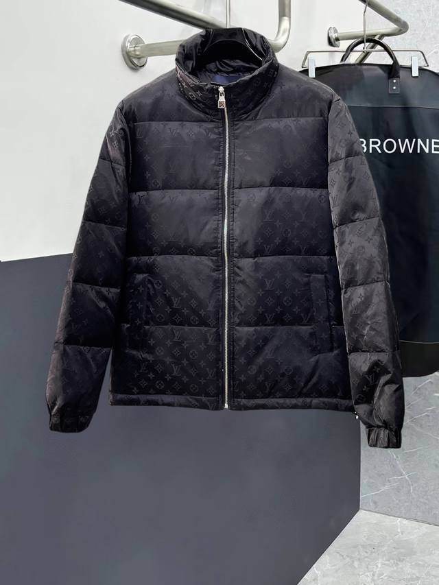 路易威登Lv 官网款新款羽绒服。这款号称羽绒服届最高端的，全部90绒的三标齐全带着经典的Logo组合搭配，第一眼看到就是满满的视觉冲击，保暖性能更出色，轻便不厚