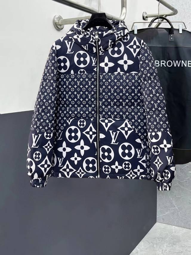 路易威登Lv 官网款新款羽绒服。这款号称羽绒服届最高端的，全部90绒的三标齐全带着经典的Logo组合搭配，第一眼看到就是满满的视觉冲击，保暖性能更出色，轻便不厚