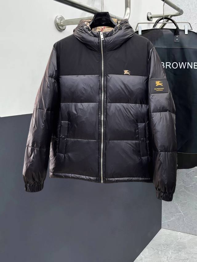 巴宝莉 官网款新款羽绒服。这款号称羽绒服届最高端的，全部90绒的三标齐全带着经典的Logo组合搭配，第一眼看到就是满满的视觉冲击，保暖性能更出色，轻便不厚重，且