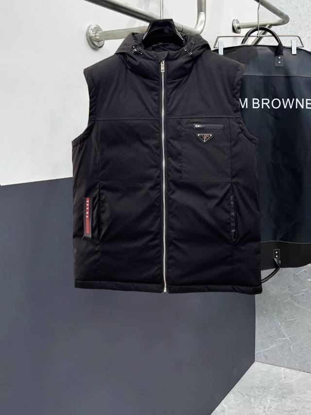 普拉达 官网款新款羽绒服。这款号称羽绒服届最高端的，全部90绒的三标齐全带着经典的Logo组合搭配，第一眼看到就是满满的视觉冲击，保暖性能更出色，轻便不厚重，且