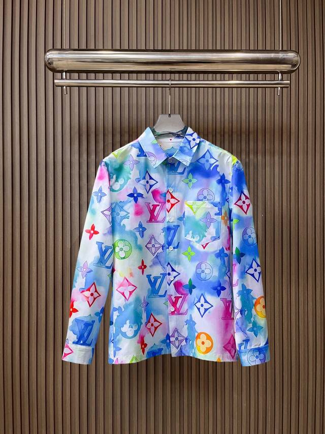 路易威登Lv 2025Ss新款男士长袖衬衫，数码印花定位，高端版本衬衣！专柜定制面料 透气舒适度高，细节无可挑剔，品牌元素设计理念，体现高品质。手感细腻柔软！呈