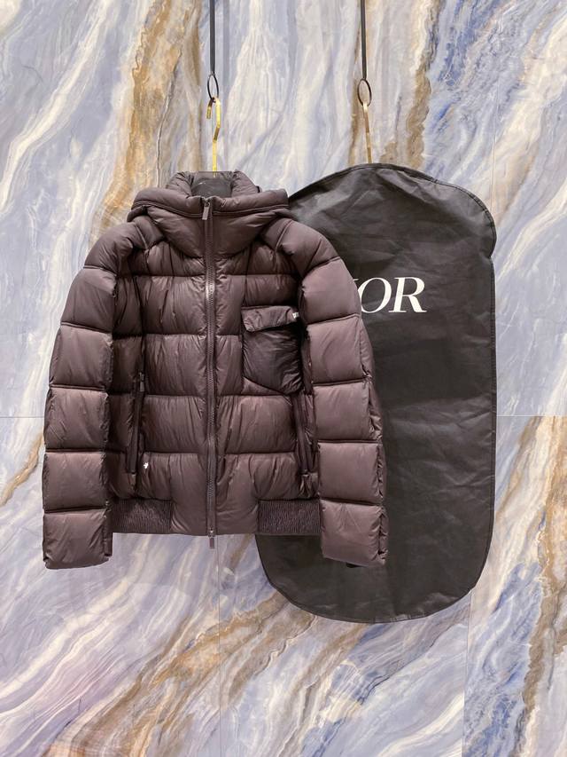 Dior 迪奥 25年冬季最新羽绒服 立体剪裁廓形版型上身显瘦帅气！胸前小Logo设计、时尚感极强。保暖拒绝臃肿！新国标进口90%白鸭绒填充！进口记忆丝面料质感