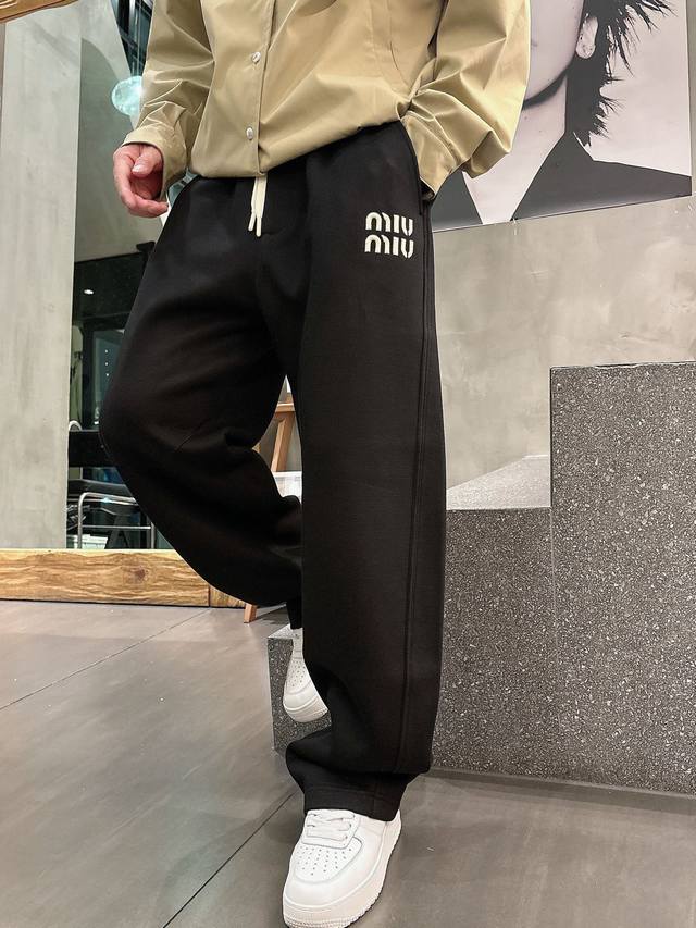 Miumiu宽松街头风抓绒直筒休闲裤，男士字母刺绣点缀保暖廓形长裤。 简约大方的设计风格，妥妥的穿搭天花板。配置了宽松廓形的版型裁剪，让上身效果达到恰到好处，自