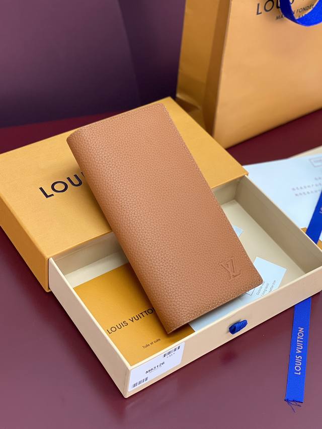 出厂价p M83126 土黄！凹凸标！Brazza 长夹、头层牛皮制作！黑色Aerogram Brazza 钱夹 着重粒面小牛皮的细腻质感，Lv 字母低调烙印身