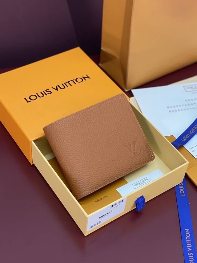 出厂价p M83128 土黄！凹凸标！Multiple 短夹！头层牛皮制作、钱夹设计清爽简洁，Monogram Shadow 牛皮革面料质地十分柔软，饰有标志性