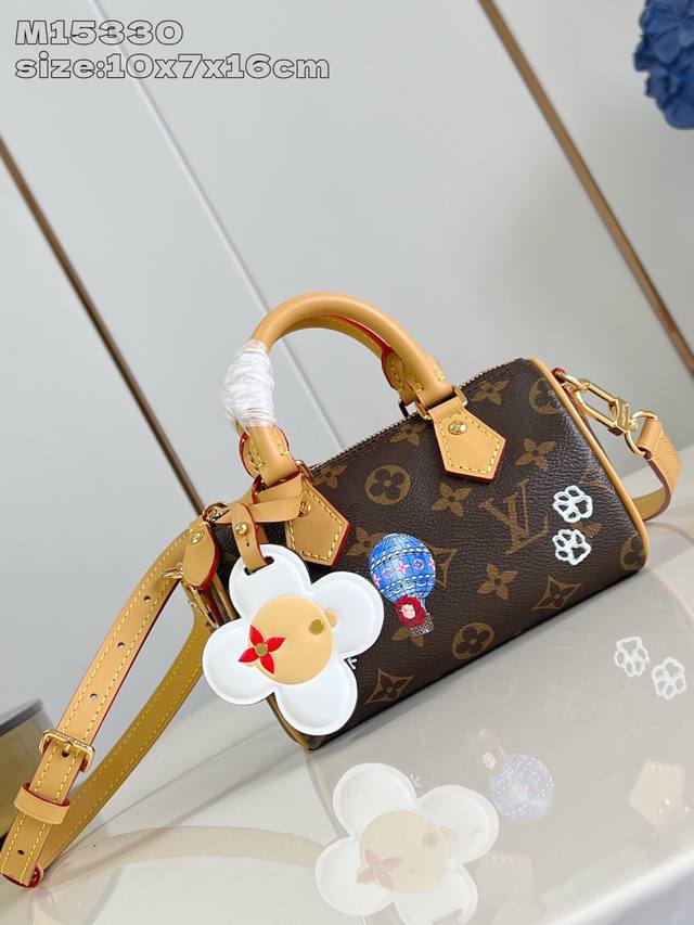 独家实拍 M15330 本款 Nano Speedy 手袋邀请品牌吉祥物 Vivienne 现身妙趣插画和挂饰，以标志性 Monogram 帆布包身搭配皮革饰边