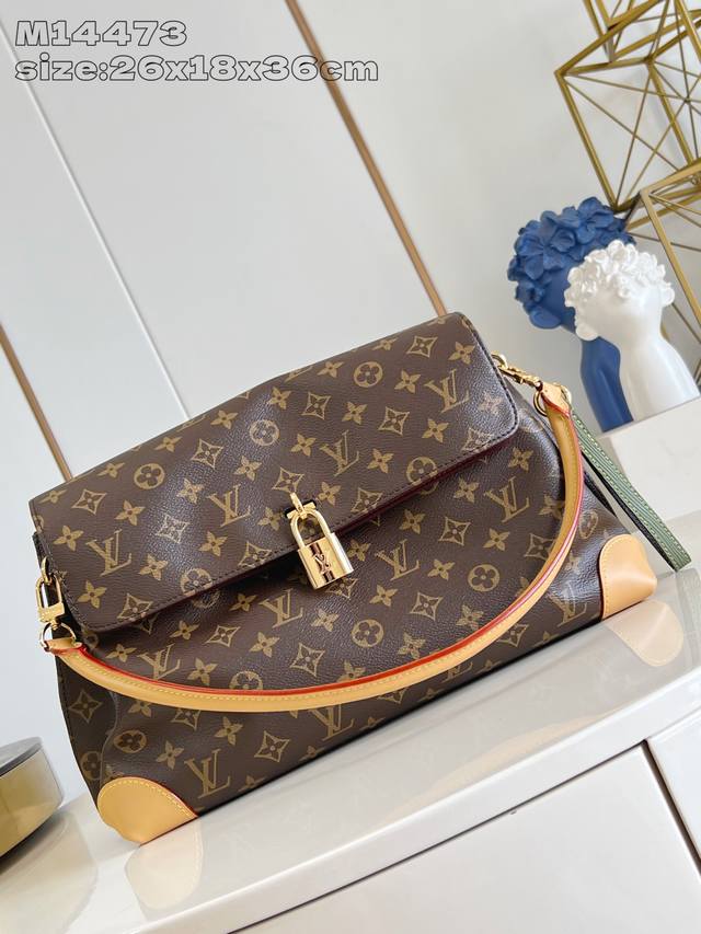 M14473 Hide Away 手袋取材 Monogram 涂层帆布，将利落线条与品牌传统元素融为一体，打造工作休闲两相宜的优良之选。金属挂锁和 Toron