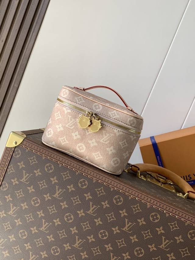 Top-tier original, serial number chip M15170 This Nice mini cosmetic bag is from