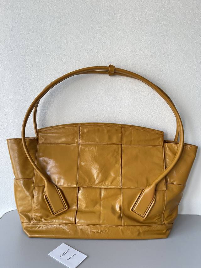 56Cm Bottega Veneta Arco56油腊皮～外观进口油蜡纸质牛皮，从内里的牛津皮升级材料而出的内里羊津；重量无容置疑的轻了许多；杜科普进口沙菲、
