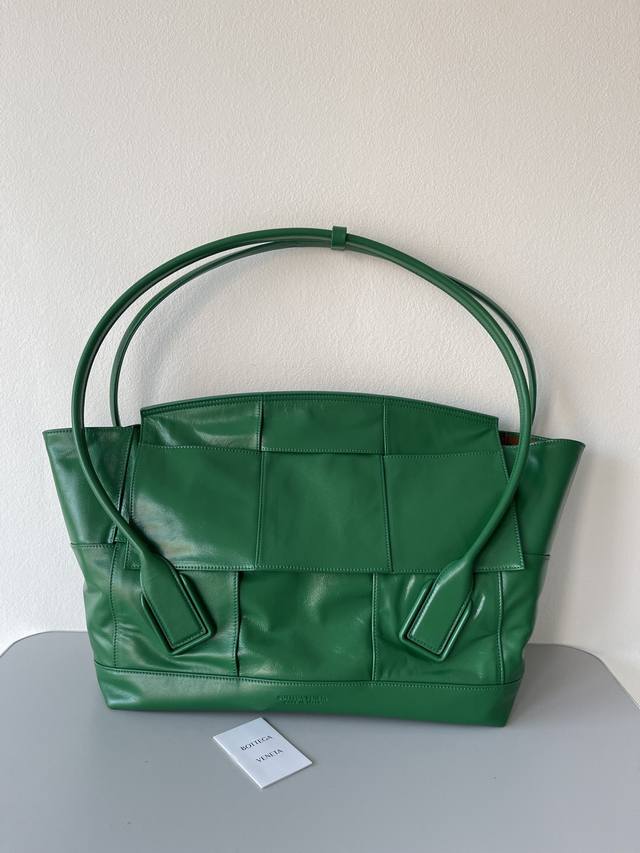 56Cm Bottega Veneta Arco56油腊皮～外观进口油蜡纸质牛皮，从内里的牛津皮升级材料而出的内里羊津；重量无容置疑的轻了许多；杜科普进口沙菲、