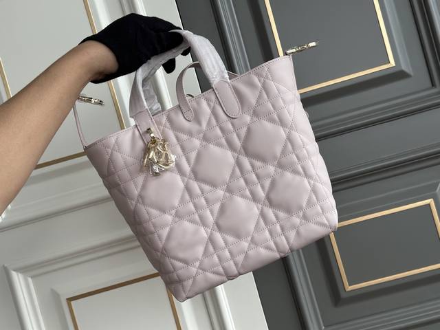 双十一活动价： 原价 全新货 中号 竖款 2836 特价商品不退不换 Size：20*28*18.5