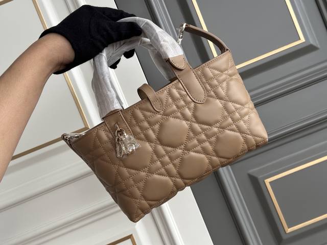 双十一活动价： 原价 全新货 小号 横款 2822 特价商品不退不换 Size：23*14*12