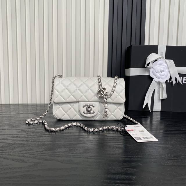 小号 中号 大号 Chanel25B 绝美双C扣 Cf系列 As5759 小羊皮配金色金属 链条双C调节设计 这一季的亮点 精致又时尚 质感柔软舒适 容量也很实