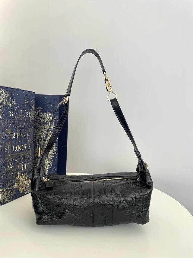 中号现货 Journey系列中号油蜡皮，开年就王炸，直接击中心巴上，自带松弛感的Hobo包，包形柔软又随意，复古的油蜡皮，搭配金色的字母肩带扣，整体高级又时髦，