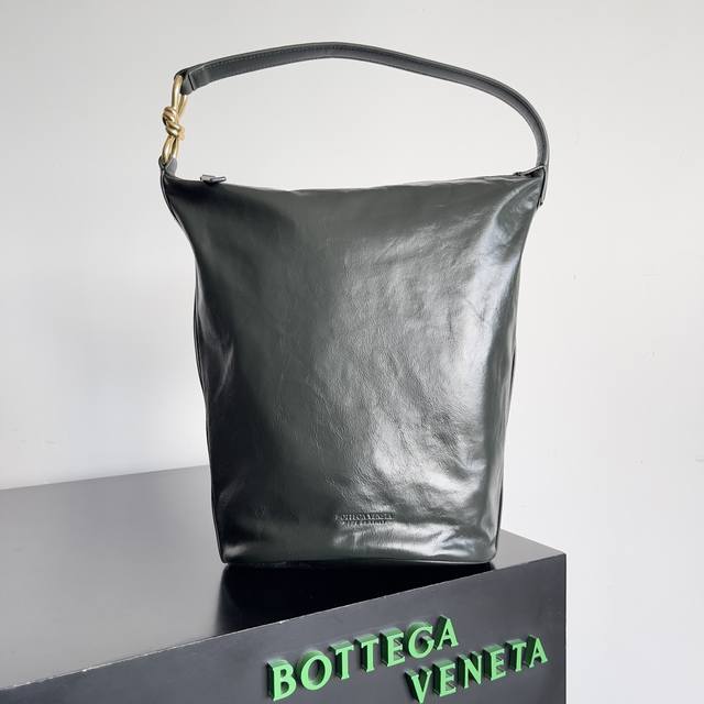 家人们！挖到宝了！Bv新款Hobo 早春新款包包来咯一整个极致个性包包呈现出别致水桶造型，腋下手拎都很时髦 桶包型的大小容量很！想要不撞款的大牌包选它没错 低调