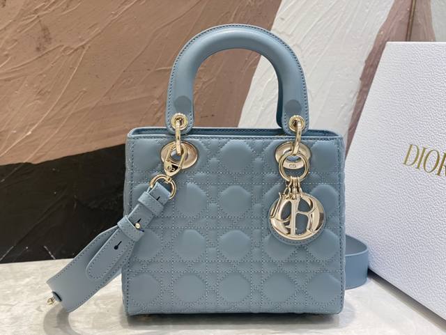 Dior Lady 四格天蓝色 这款 Lady Dior My Abcdior 手袋集中体现了 Dior 对典雅和美丽的深刻洞见。采用自天蓝色羊皮革精心制作，以