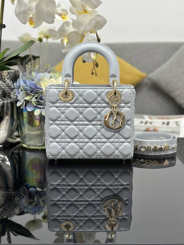 Lady Dior 四格羊皮字母款戴妃包藤格纹手提包，配套八枚字母，搭配可个性化宽肩背带，亦可随搭新徽章。淡金色金属配饰，个性化宽肩背带，点缀Dior徽章，可手