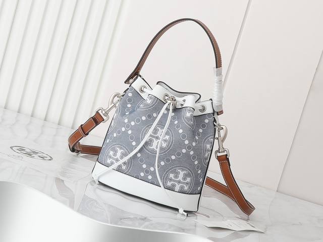 大号原单质量 新品注意细节 Tory Burch Monogram 夏季新抽绳水桶包 质感海军蓝帆布面料搭配利落包身，复古提花的点缀，让整体造型更加休闲有范。尺