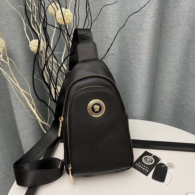 原单货 型号：2872-1 黑色 范思哲 顶级原单，范思哲 胸包爆款 Versace 同步，原单进囗头层牛皮，高端人头！ 意大利原单牛皮，欢迎对比高雅的造型，秉