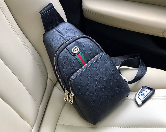 型号：33230-2#Black 原单货 进口五金配手腕扣 专柜原单，男包胸包爆款 专柜同步，原版进囗头层牛皮，高端麦！ 意大利原版牛皮，欢迎对比高雅的造型，秉