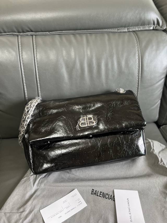 原单跑量 Balenciag*巴黎世嘉 Monaco 做旧金色Bb徽标翻盖闭合 Arena小牛皮 链条包手提单肩包 中号女款，包身柔韧有质感。采用超柔软爆裂小牛
