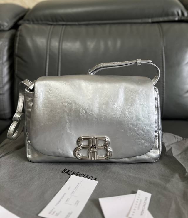 原单跑量 Balenciag*巴黎世嘉Monaco 绗缝设计正面标志徽标 牛皮革 单肩包 小号 女款 银色 简约的设计满满都是高级感和干练风格哇~如同纯粹的光影