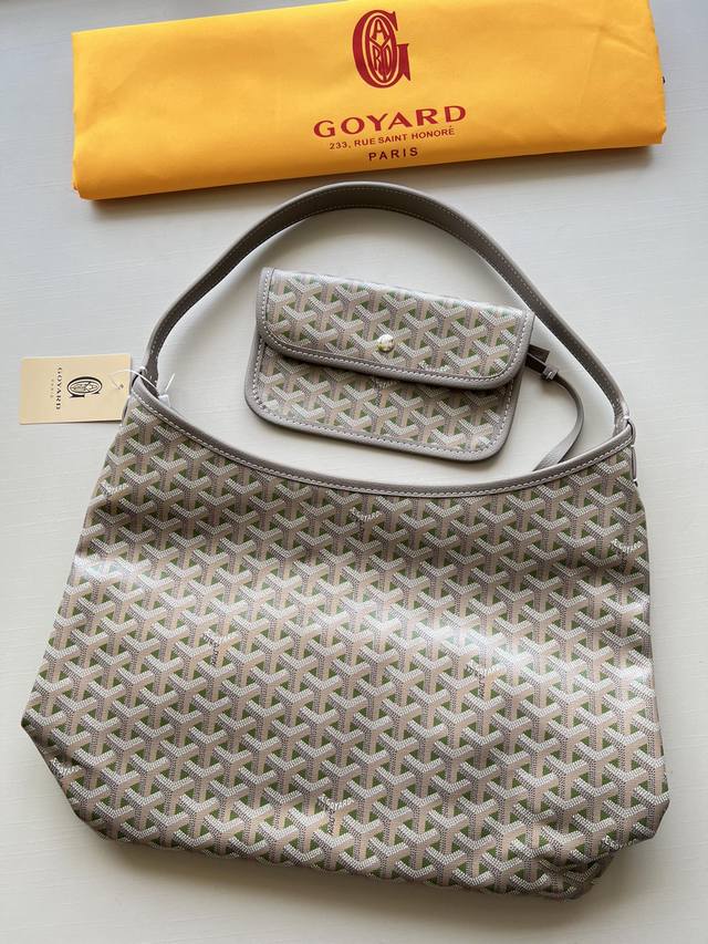 高定原单跑量 Goyard Hobo爆款出新色 这只做到了优雅，法式，又可以日常休闲 单肩带让整个包的线条干净利落 不带一丝一毫的拖沓 列入我的年度Top了～