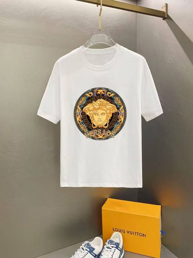 范思哲2025春夏系列新品 男士圆领短袖奢华品牌字母Logo标识标注宽松版型剪裁，上身就能体会这款设计带来的年轻与时尚感！整体时尚而有潮流，采用顶级欧洲丝光双面