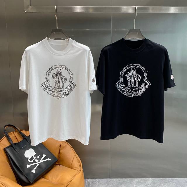 蒙口 2025春夏系列新品 男士圆领短袖奢华品牌字母Logo标识标注宽松版型剪裁，上身就能体会这款设计带来的年轻与时尚感！整体时尚而有潮流，采用顶级欧洲丝光双面