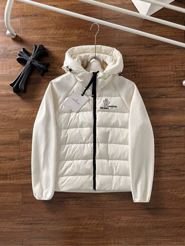 Moncler 蒙口 Fw2025新款连帽拼羽绒夹克外套。经典款，一件难求。采用原版定制面料，正身充90绒，拼接设计，时尚感满满，保暖度绝绝子；连帽设计，减龄帅