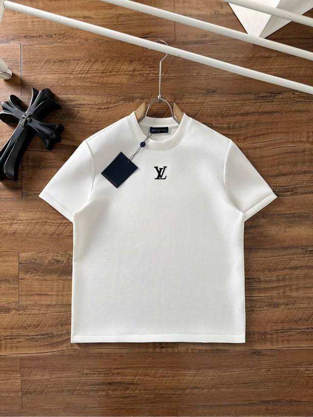 Lv 2025秋冬太空棉字母刺绣Logo时尚百搭打底圆领短袖衫，精致工艺面料，顶级元素融合打造，经典短袖3标齐全，潮男时尚，无论是上身舒适度还是都是无可比拟的存