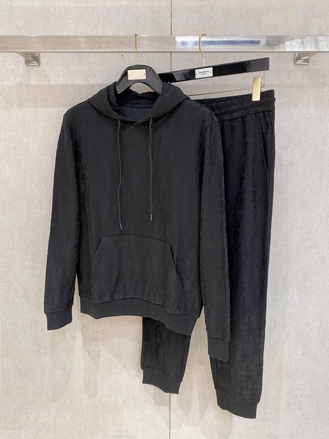 Dior 套装25Ss新款秋冬时尚休闲男士套装，极致效率与无忧搭配“一分钟出门的完美造型”，上下装由品牌或设计师预先完美匹配好颜色、面料和款式，省去了每日烦恼如