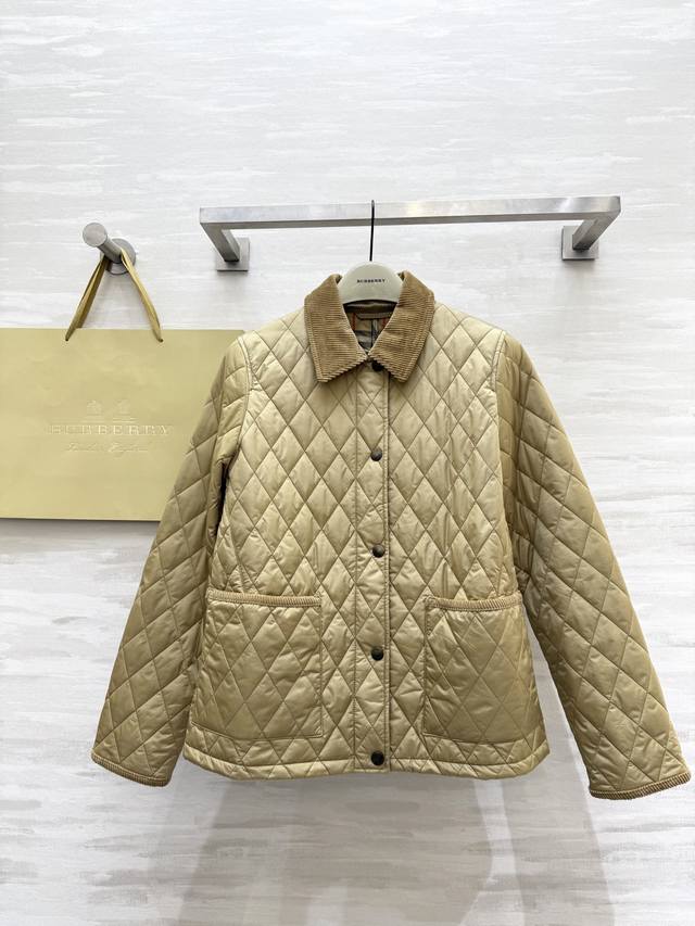 Bur官网同款，高品质重磅新品冬装棉衣 舒适轻便的衍缝工艺棉服，灯芯绒翻领设计 奢华有内涵，搭配复古内衬，正面设有拼布口袋，冬季必备单品 颜色：黑色 杏色 尺码