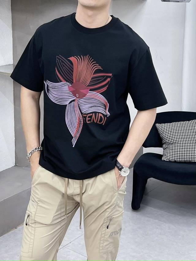 主推 Fendi 独家专供秋季新款芬迪时尚休闲圆领短袖，高密度320克纯棉面料，高级密针刺绣、高端欧版原单T恤，潮流时尚休闲半袖 透气舒适度高，细节无可挑剔，品