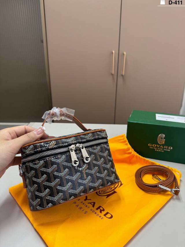 D-411尺寸17×11配盒 戈雅Muse Vanity化妆包新款发售 这只Vanity Mini尺寸太可爱了吧 真的好减龄好可爱哟 一上身没忍住就剁手了哈哈