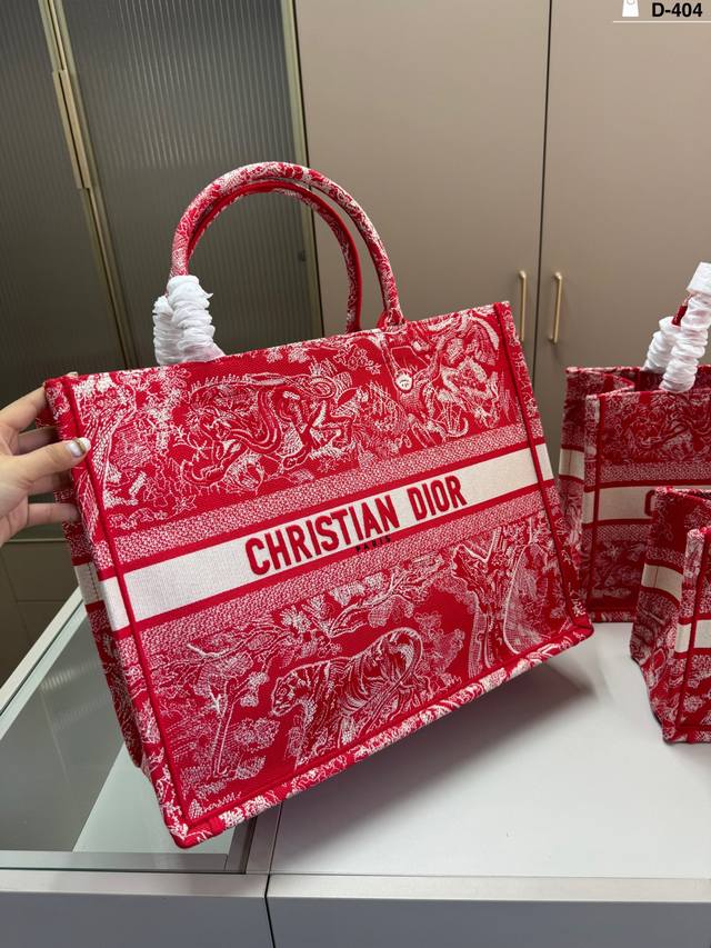 42Cm 配丝巾 D-404尺寸26×21 36×27 42×35配盒 Dior迪奥托特包Book 容量超级大也很耐用 日常出街背它回头率百分百