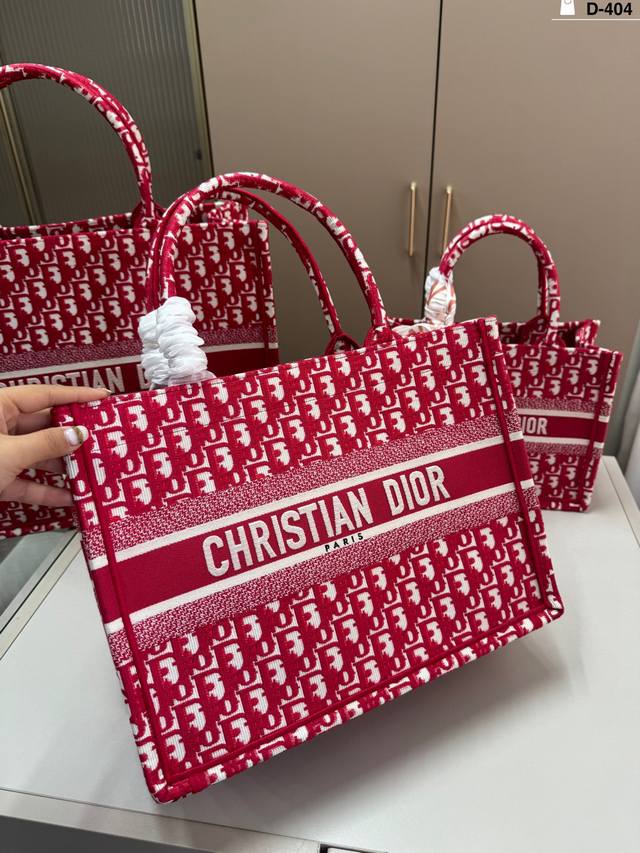 36Cm 配丝巾 D-404尺寸26×21 36×27 42×35配盒 Dior迪奥托特包Book 容量超级大也很耐用 日常出街背它回头率百分百