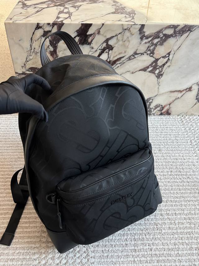 Burberry Tb标识尼龙双肩包，黑色尼龙材质+经典Tb提花，低调又有辨识度+。包身自重轻，容量大，通勤、短途旅行都超实用32×40