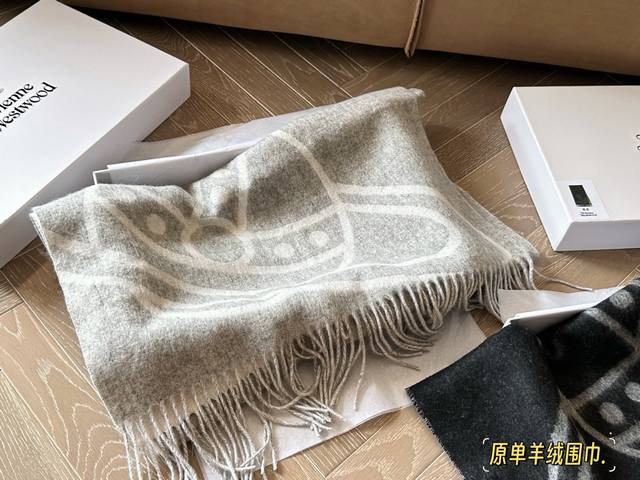 配盒 Size：180*50Cm 西太后 新款围巾 越大越有感觉 配色，简单大气！ 羊毛材质的很亲肤， 摸着也是软软的 长度和宽度简直是用料足足