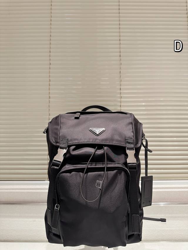 prada × Adidas 联名包 双肩包 prada与 Adidas 再次携手联名、首次推出成衣系列、由 Adidas 设计、prada于意大利生产制造，两