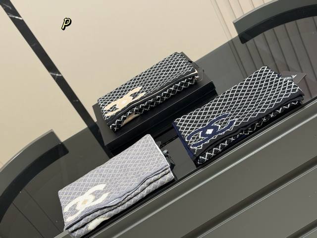 配盒 降温啦需要羊绒披肩！ Size：180*30Cm Chanel 香奈儿新款羊绒围巾 这季的新款围巾， 真的是用心了呢！ 触感真的能感觉到春日阳光般的温暖.