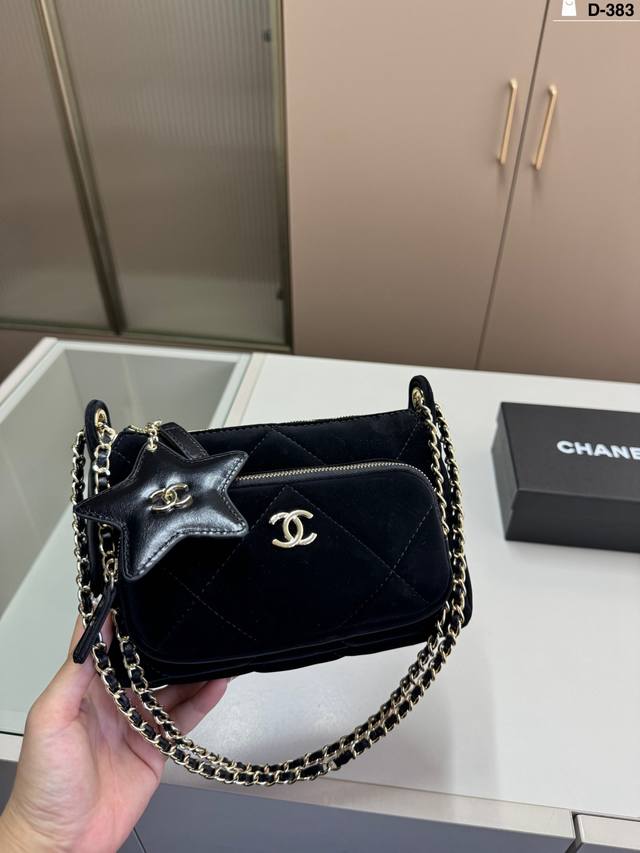 D-383尺寸21×15折叠盒 Chanel 25N滑雪系列丝绒相机包，质感柔软又高级。链条可单肩 斜挎，容量适中，手机粉饼都能装，通勤休闲都Ok～滑雪主题设计