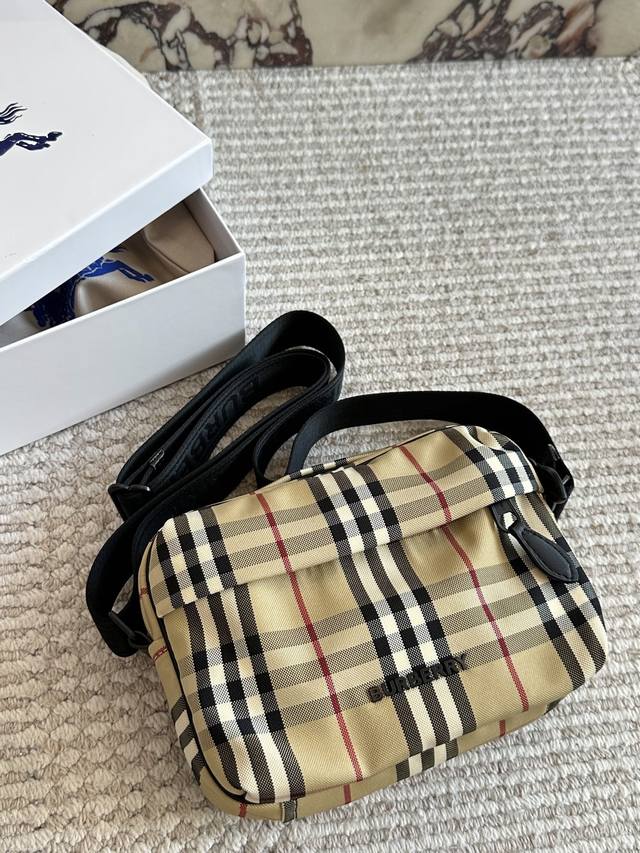 Burberry相机包不论是日常出行，游玩这款相机包的容量都足够大让好多宝宝尖叫，超级实用的一款，尺寸:21×10×15.5Cm