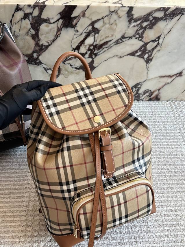 超级乖的格纹双肩包 终于终于到货啦这要经典格纹的女士双肩包， 不要 太乖哦背起来一白容量也很大， 经典又百搭，博柏利双肩 包#享 #Burberry #格纹双肩