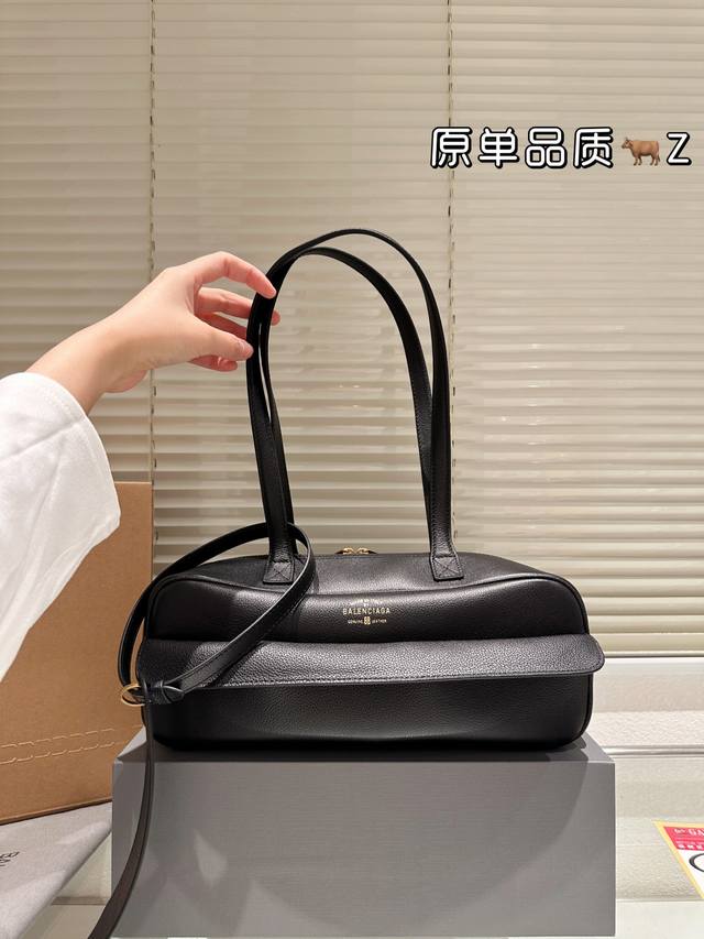复刻版 头层牛皮 巴黎世家 腋下包 Carrie 新推出的保龄球系列真的鲨疯了！！ 独特弧形包身 上身辨识度直接拉满 ～ 双提手设计超贴心上身优雅大方，亦可单肩