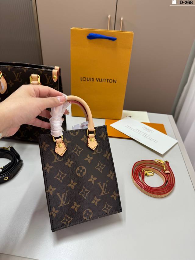 小 D-268尺寸21×22 14×18折叠盒 Lv 琴谱包出货 配长肩带斜挎可以手提 一上身就秒爱上它! 小 D-268尺寸21×22 14×18折叠盒 Lv 琴谱包出货 配长肩带斜挎可以手提 一上身就秒爱上它!
